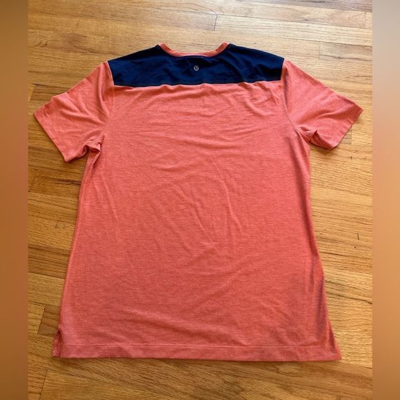 Lululemon active wear t shirt Sz Medium - Picture 2 of 12
